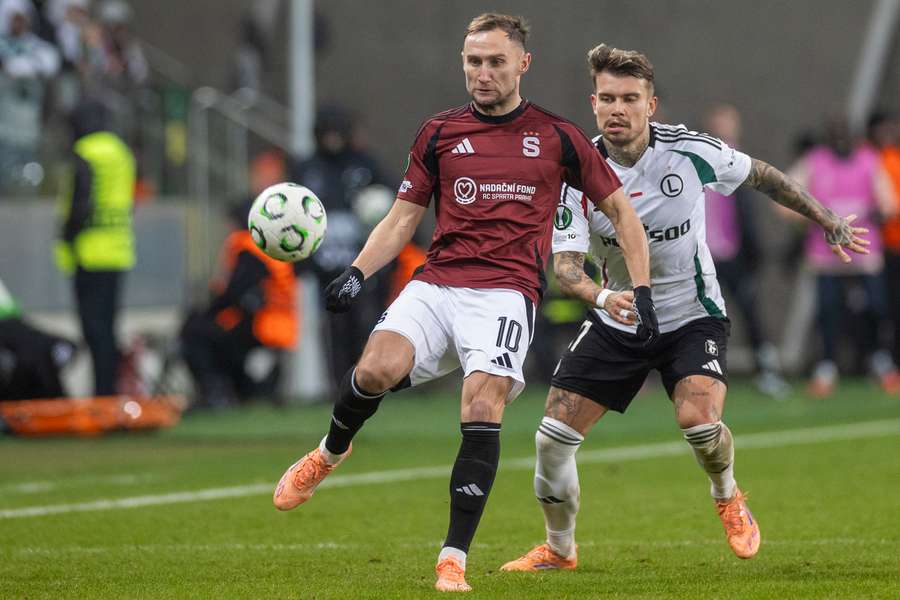 Sparťan Jan Kuchta v zápase proti Legii Varšava v Konferenční lize. Sparťan Jan Kuchta v zápase proti Legii Varšava v Konferenční lize.