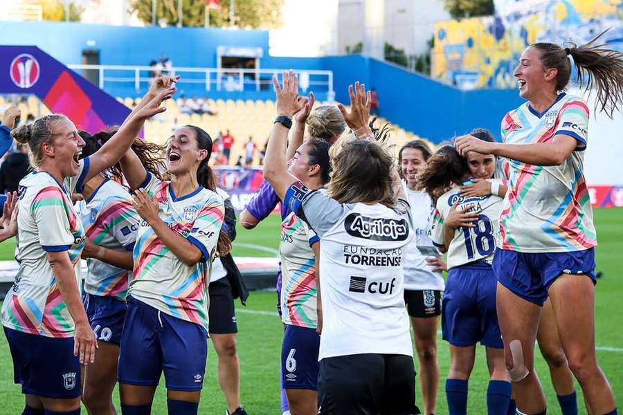 Jogadoras do Torreense celebram conquista da Supertaça