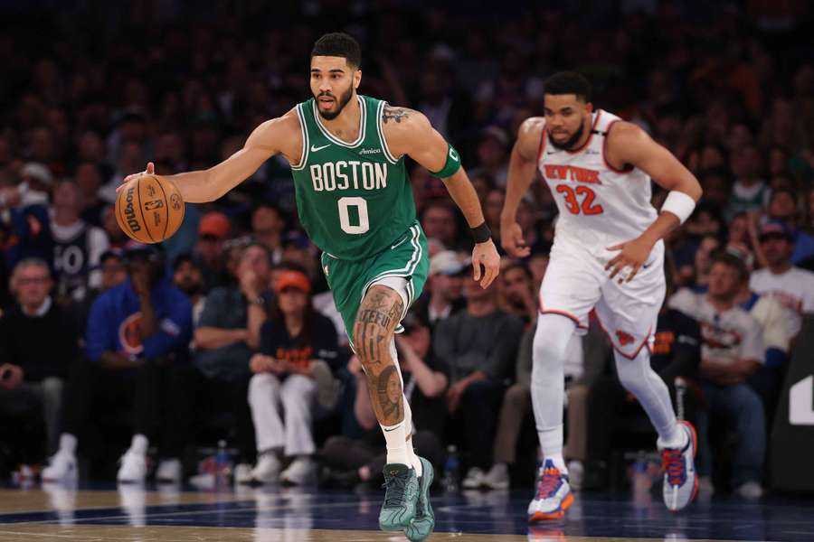 Jayson Tatum (à gauche) cette nuit.