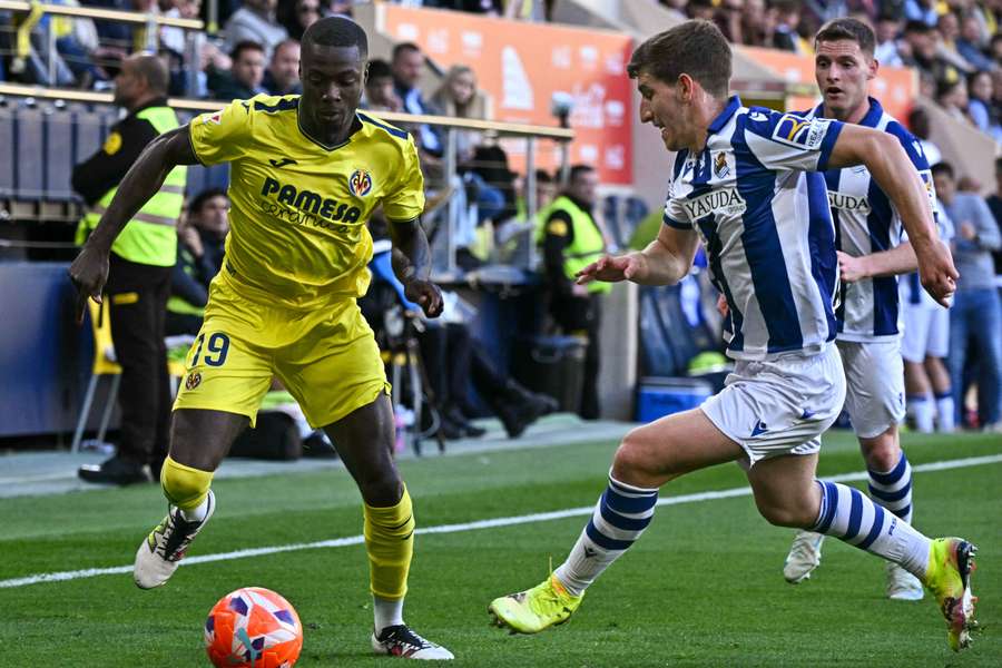 Nicolas Pepe (left) battles for the ball with Aihen Munoz
