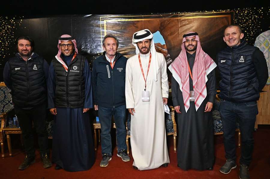 Mohamed Ben Sulayem, ao centro, acusado por antiga funcionária da FIA
