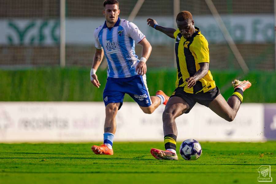 Ilenikhena, en el momento de armar el disparo que se convirtió en el 0-2 Ilenikhena, en el momento de armar el disparo que se convirtió en el 0-2
