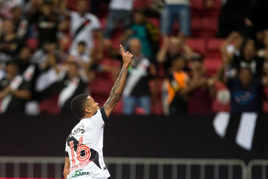 Erick Marcus vibra com primeiro gol pelo time profissional