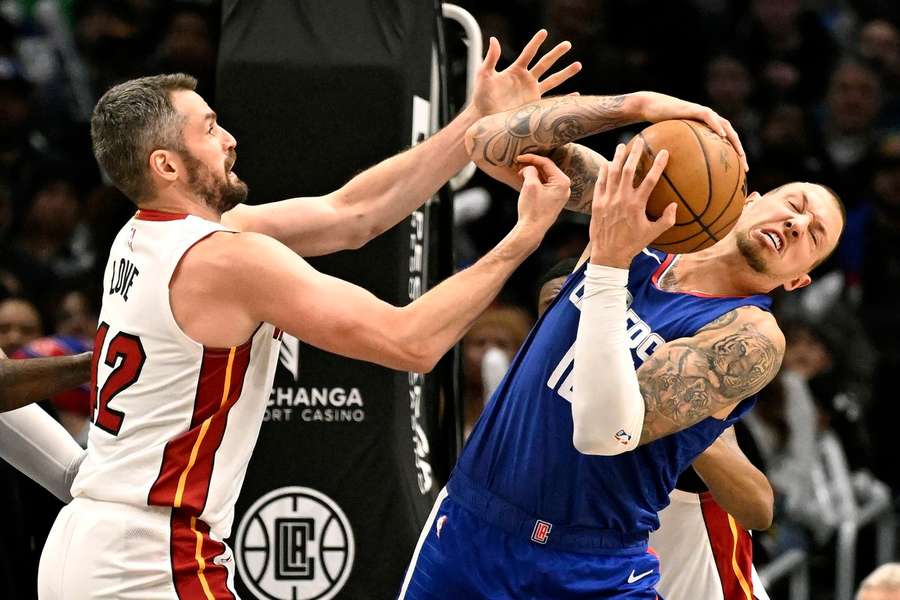 Kevin Love (l.) versucht, Daniel Theis (r.) den Ball zu entreißen.