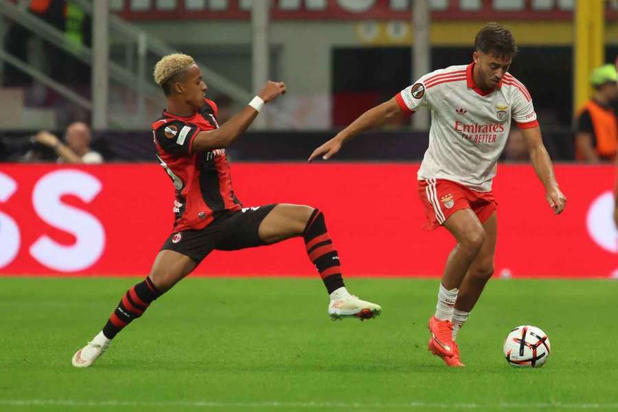 El Karouani perante Omari Hutchinson no AC Milan-Benfica El Karouani perante Omari Hutchinson no AC Milan-Benfica