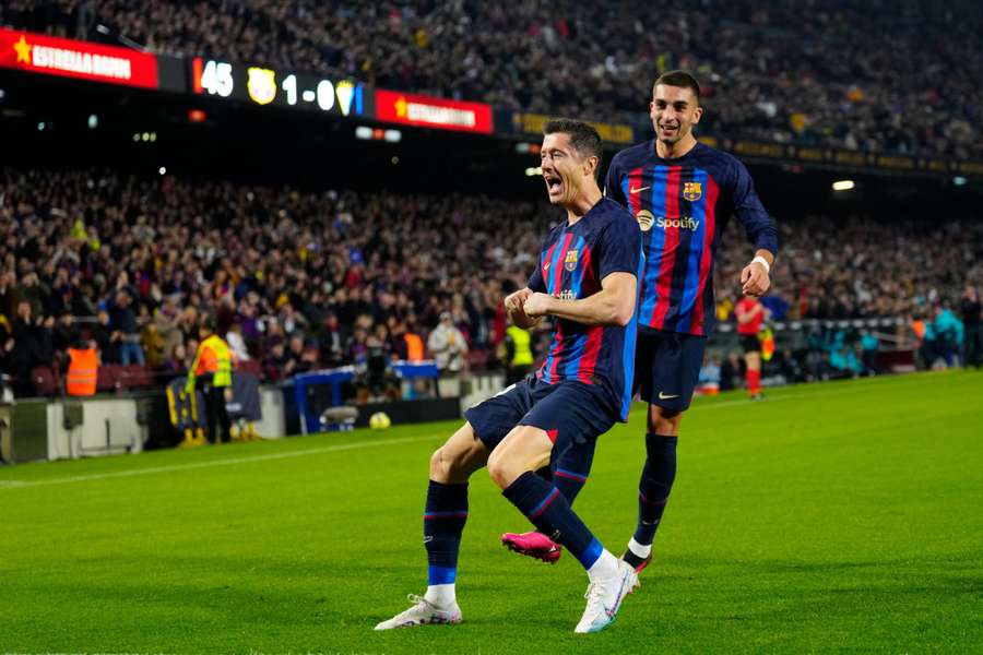 Lewandowski y Ferran Torres celebran el segundo gol azulgrana.