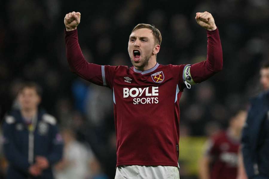 Kapitán West Hamu Jarrod Bowen se raduje z výhry v derby.