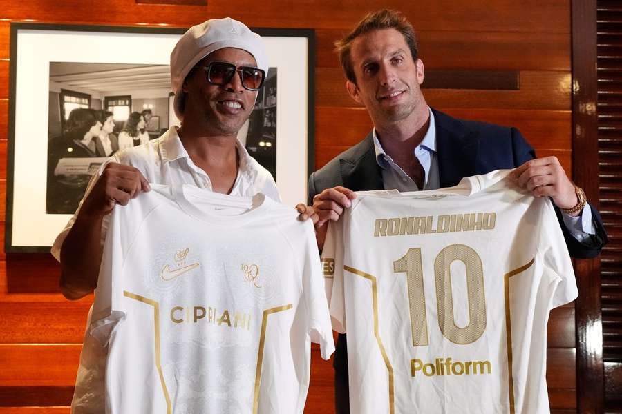 Ronaldinho unterschreibt in Ravenna: "Mindestens ein Spiel" Ronaldinho unterschreibt in Ravenna: "Mindestens ein Spiel"