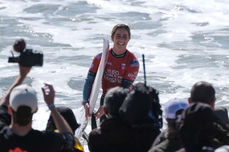 Caroline Marks celebra triunfo em Supertubos Caroline Marks celebra triunfo em Supertubos
