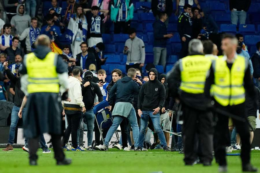 Espanyol-Fans stürmen den Platz bei Meisterfeier von Stadtrivale