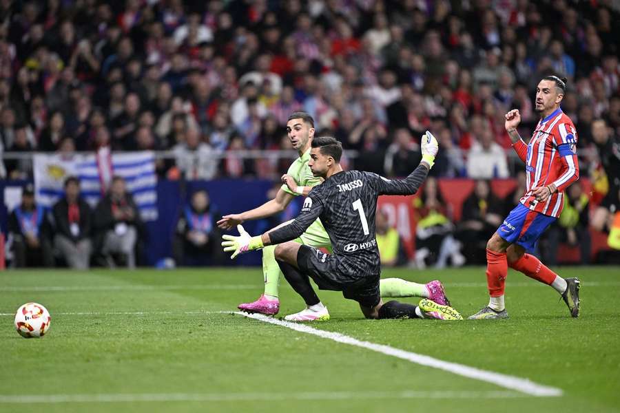 Ferran Torres de la Barcelona înscrie golul victoriei în fața portarului lui Atletico Madrid, Juan Musso, în timpul meciului din manșa secundă a semifinalei Copa del Rey Ferran Torres de la Barcelona înscrie golul victoriei în fața portarului lui Atletico Madrid, Juan Musso, în timpul meciului din manșa secundă a semifinalei Copa del Rey