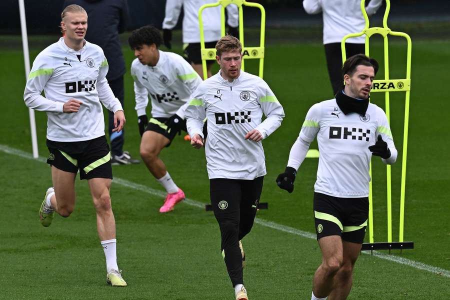 Mehr als nur Haaland: Kevin de Bruyne (M.) und Jack Grealish (r.) sind zwei der weiteren Offensivwaffen der Cityzens. Mehr als nur Haaland: Kevin de Bruyne (M.) und Jack Grealish (r.) sind zwei der weiteren Offensivwaffen der Cityzens.