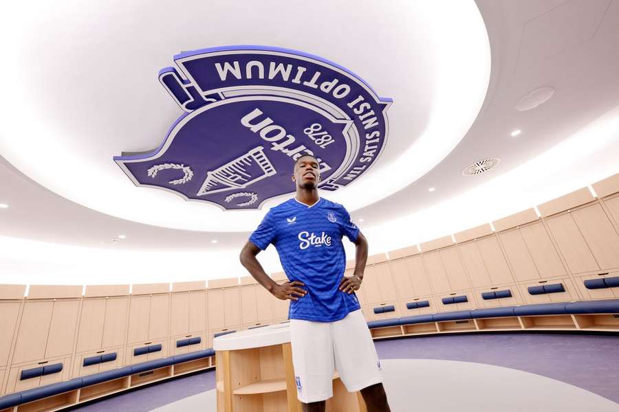 Everton sign Villarreal striker Barry: The fans here are crazy people, I like this! Everton sign Villarreal striker Barry: The fans here are crazy people, I like this!