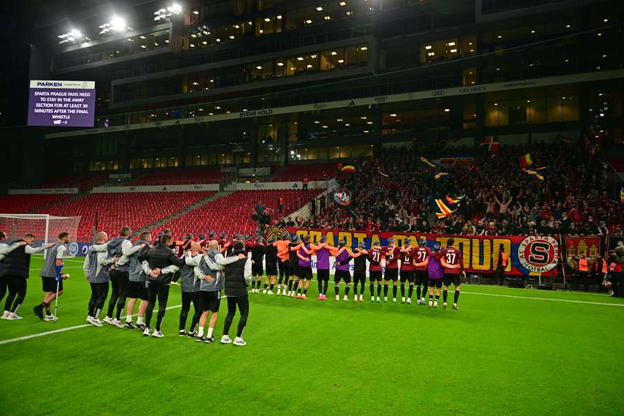 Spartu v Kodani podporovalo několik stovek fanoušků.