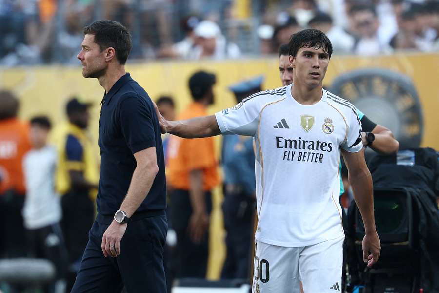 Gonzalo García, con Xabi Alonso