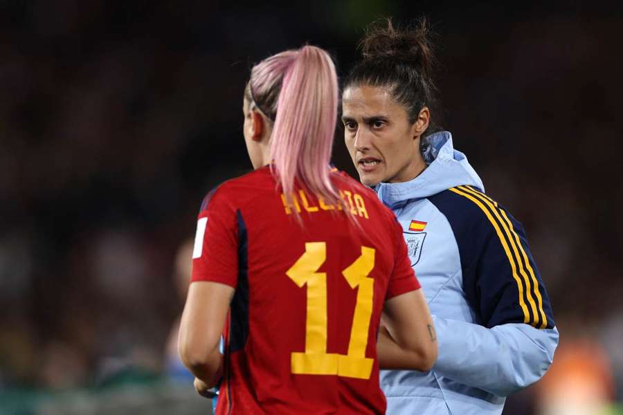 Montse Tomé, junto a Alexia Putellas, durante un partido de la selección.