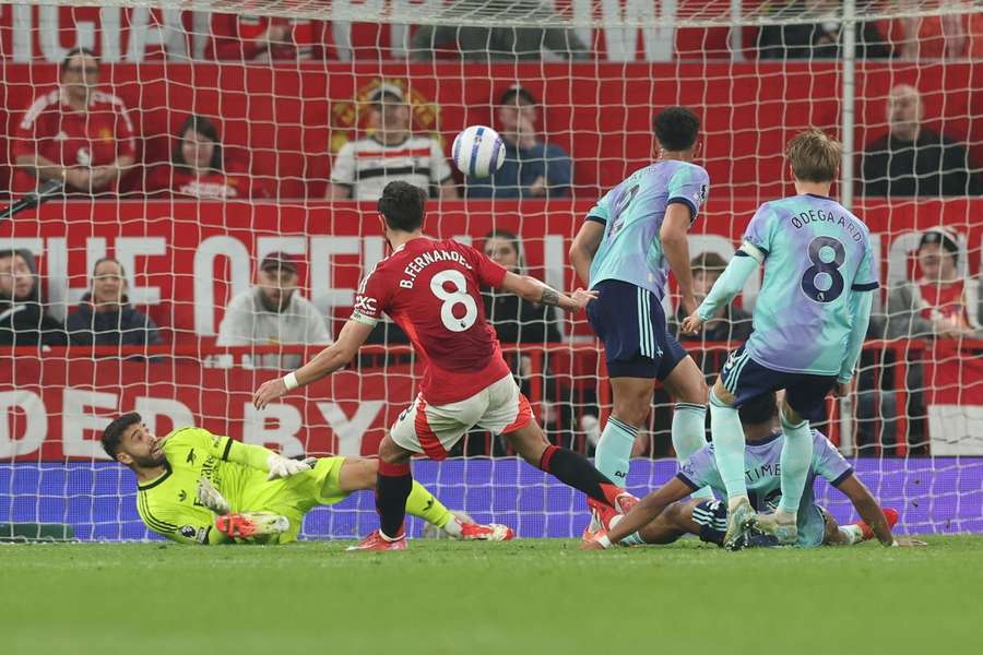 Arsenal's David Raya saves a last minute shot from Man United's Bruno Fernandes