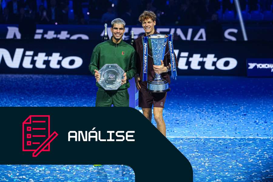 Sinner (à direita) posa com o troféu de vencedor ao lado de Alcaraz Sinner (à direita) posa com o troféu de vencedor ao lado de Alcaraz