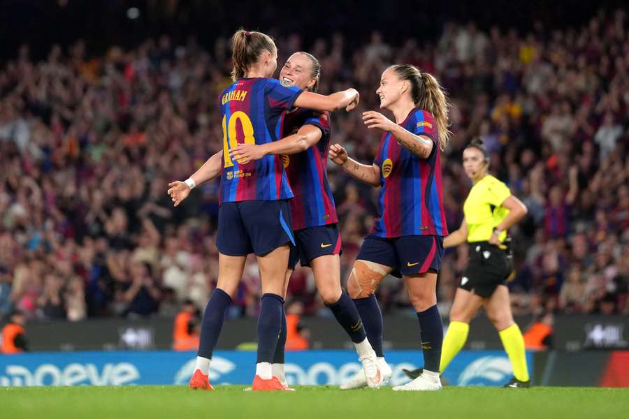 Ewa Pajor z Barcelony świętuje zdobycie szóstej bramki dla swojej drużyny wraz z Caroline Graham Hansen i Claudią Piną, 4 października 2026 r. Ewa Pajor z Barcelony świętuje zdobycie szóstej bramki dla swojej drużyny wraz z Caroline Graham Hansen i Claudią Piną, 4 października 2026 r.