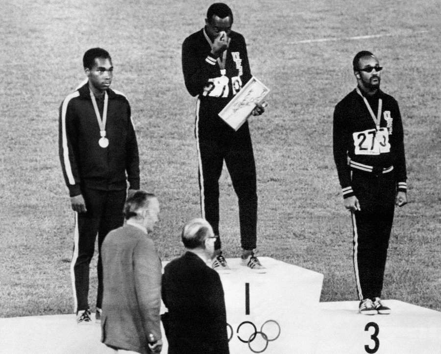 Jim Hines no alto do pódio dos 100m rasos da Olimpíada de 1968 Jim Hines no alto do pódio dos 100m rasos da Olimpíada de 1968