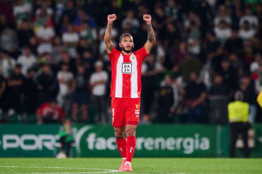 Luis Suárez celebra un gol con el Almería.