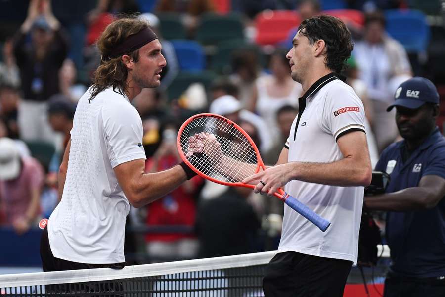 Stefanos Tsitsipas și Taylor Fritz se salută la finalul meciului din șaisprezecimile de finală de la Shanghai