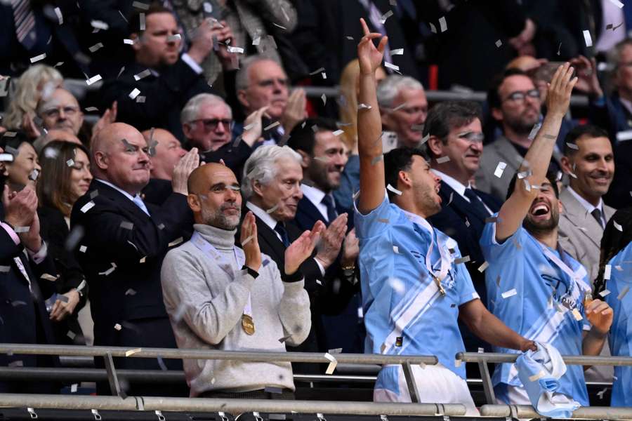 Guardiola, con sus jugadores en el palco de Wembley tras ganar la FA Cup