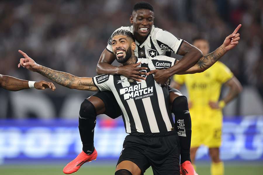 Alexander Barboza é celebrado por Luiz Henrique após primeiro gol no Botafogo