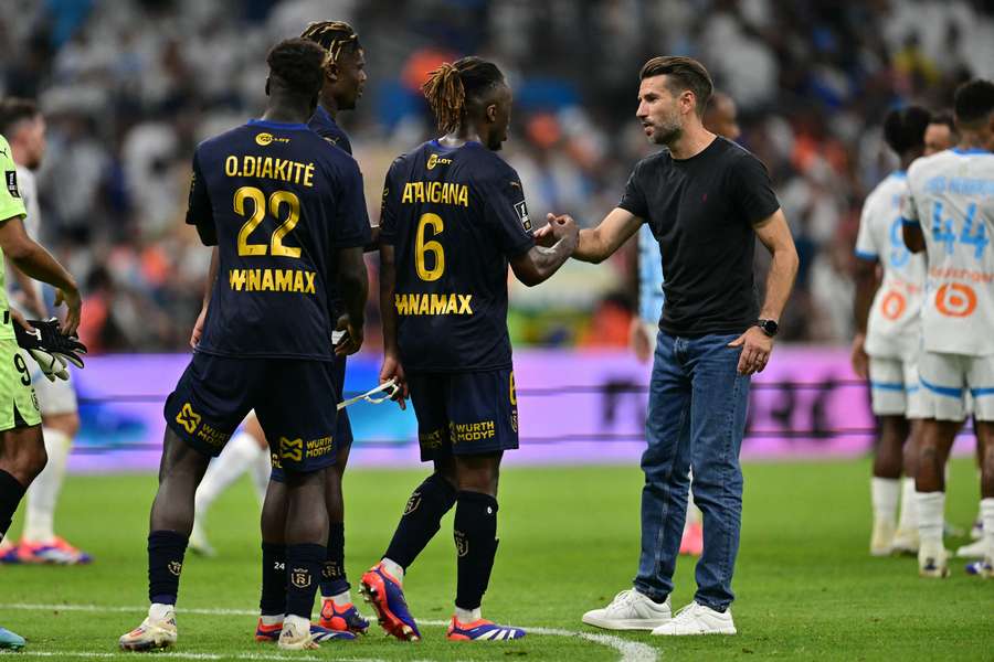 Luka Elsner félicitant ses joueurs après la rencontre.