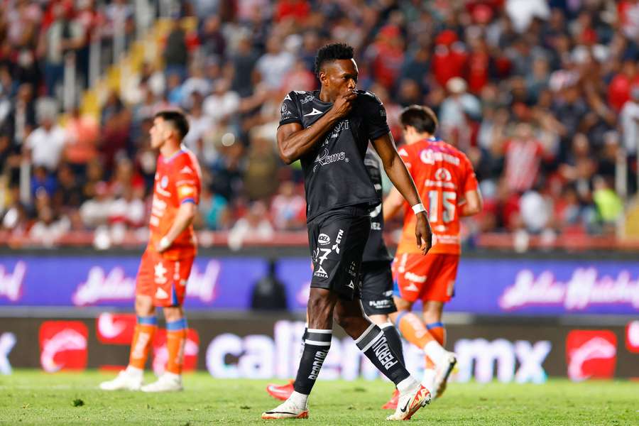 El colombiano Cambindo vuelve a marcar.