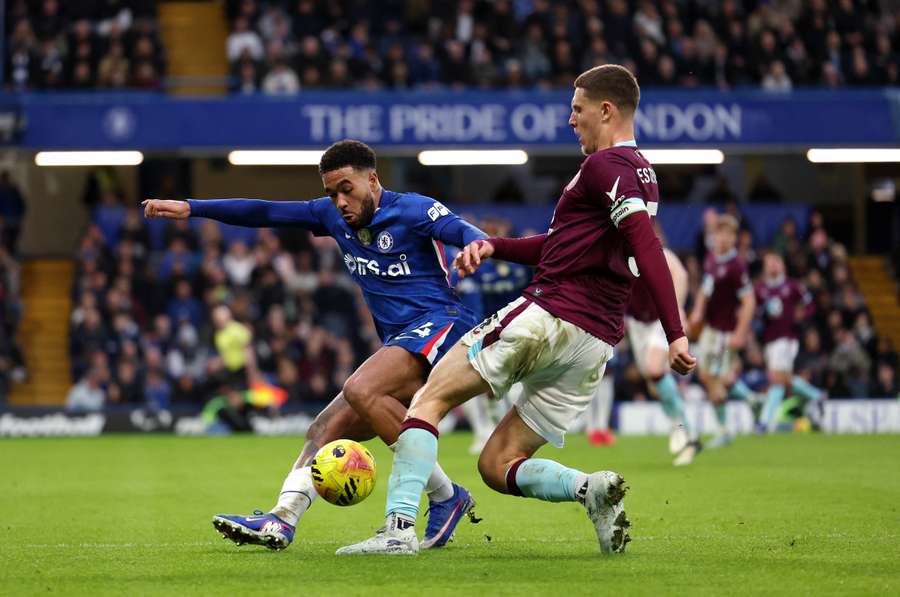 Souboj o balon v podání Reece Jamese a Maxima Esteva v remízovém zápase Chelsea s Burnley.