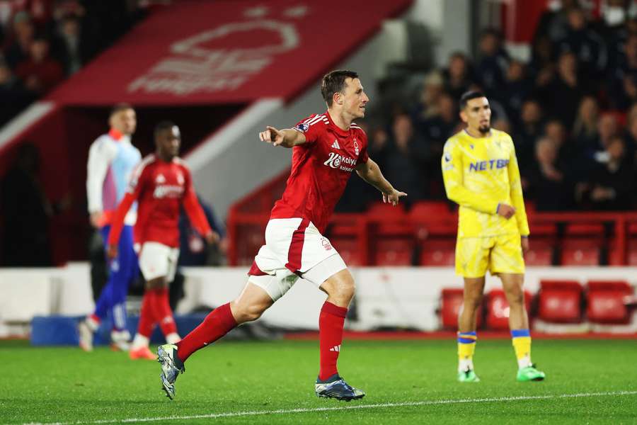 Chris Wood esulta per il gol segnato al Crystal Palace