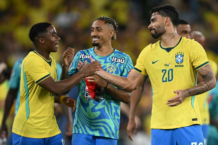 Paquetá cumprimenta Endrick após marcar contra o Panamá Paquetá cumprimenta Endrick após marcar contra o Panamá