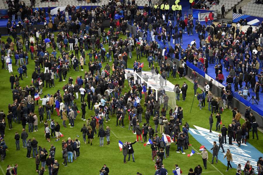 Viele Zuschauer flüchteten sich auf den Rasen des Stade de France. Viele Zuschauer flüchteten sich auf den Rasen des Stade de France.
