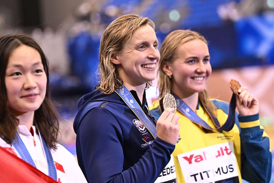 Ledecky fejrer sin guldmedalje.