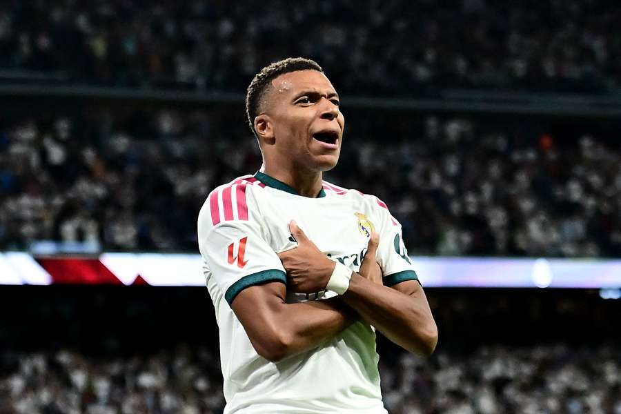 Mbappé świętuje jednego ze swoich goli przeciwko Realowi Sociedad Mbappé świętuje jednego ze swoich goli przeciwko Realowi Sociedad