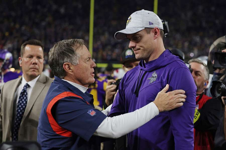 Patriots coach Bill Belichick feliciteert zijn voormalig quarterback Kevin O'Connell met de overwinning