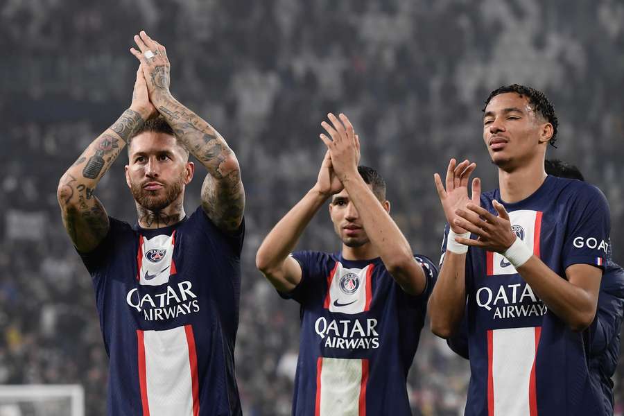 PSG vence a Juventus mas vê 1º lugar escapar com goleada do Benfica