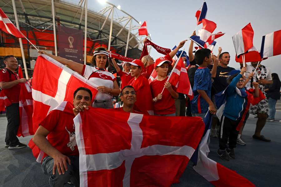 Dänische Fans vor dem Stadium 974 in Doha