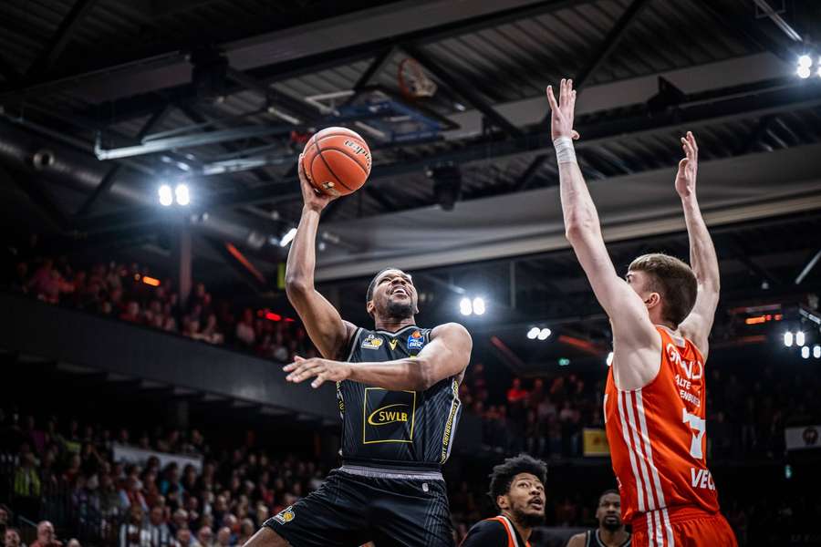 Justin Simon (l.) von Ludwigsburg steigt zum Korb