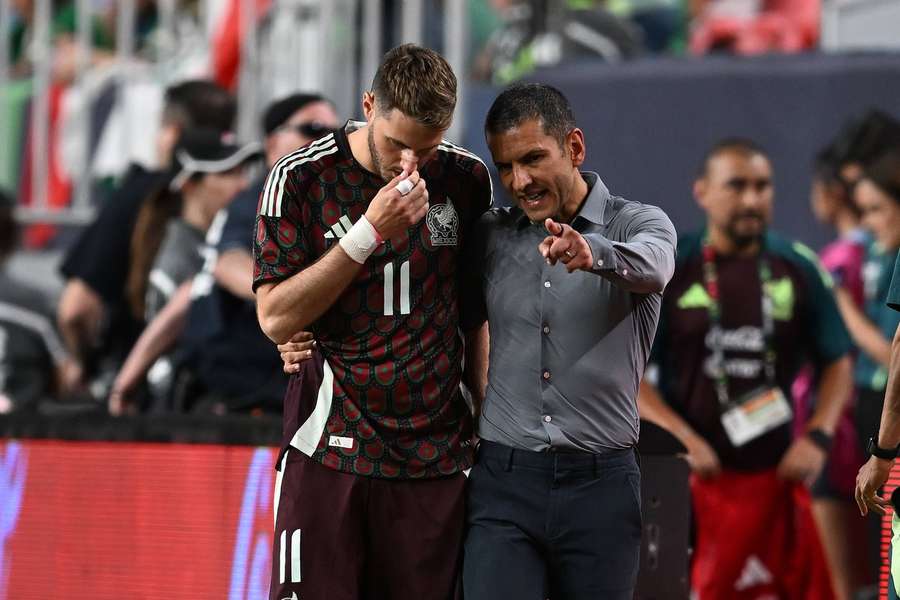 Jaime Lozano com Santiago Giménez, atacante do Feyenoord