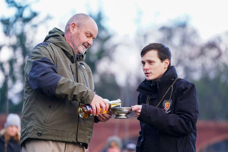Clarke (l.) bei einer Feier zur Einweihung der Lachs-Saison