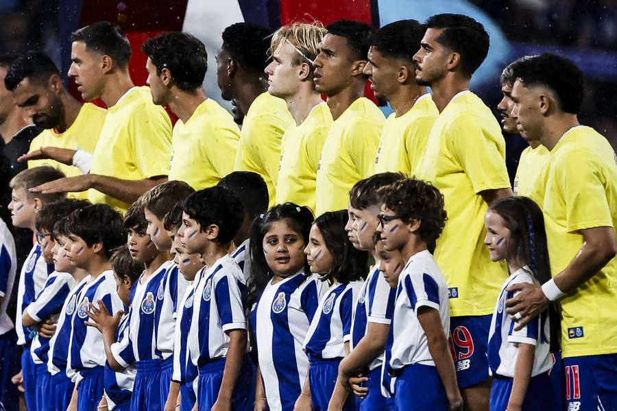 Os jogadores do FC Porto entraram com camisolas amarelas Os jogadores do FC Porto entraram com camisolas amarelas