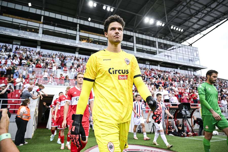 Man Utd reach full agreement with Lammens who will replace struggling Onana and Bayindir Man Utd reach full agreement with Lammens who will replace struggling Onana and Bayindir