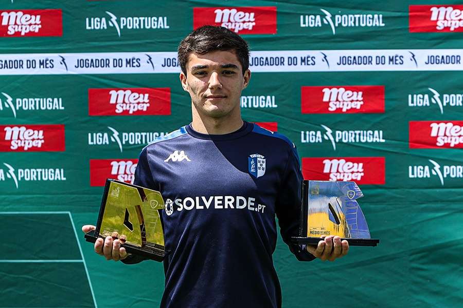 Diogo Nascimento com os prémios de melhor jogador e melhor médio da Liga 2