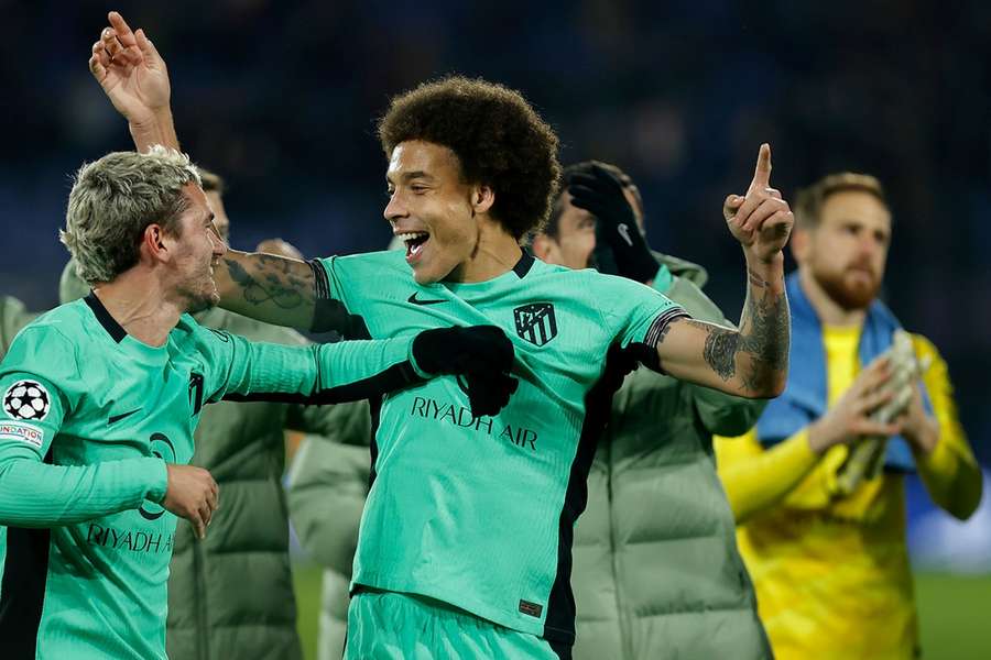 Griezmann e Witsel festejam a passagem do Atleti aos oitavos de final