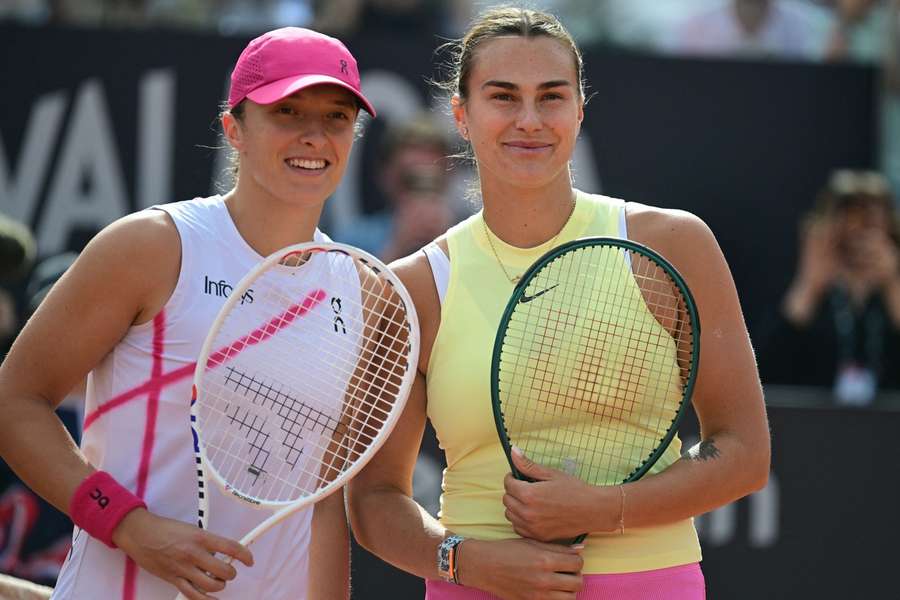 Iga Šwiateková a Aryna Sabalenková si mohou zajistit vzájemný souboj v semifinále.