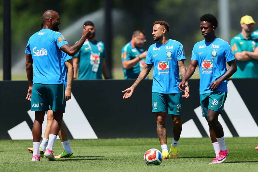 Neymar integrado no treino do Brasil
