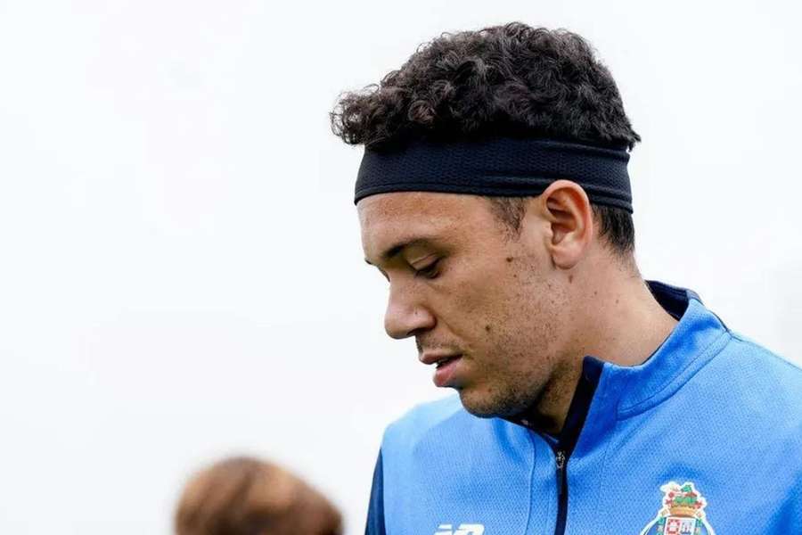 Pepê diz ter treinado afastado do grupo, por ordem de Vítor Bruno