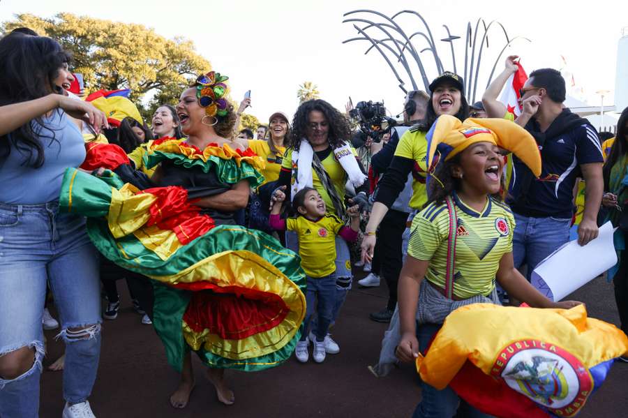 Torcida colombiana acompanhando os jogos da Copa do Mundo